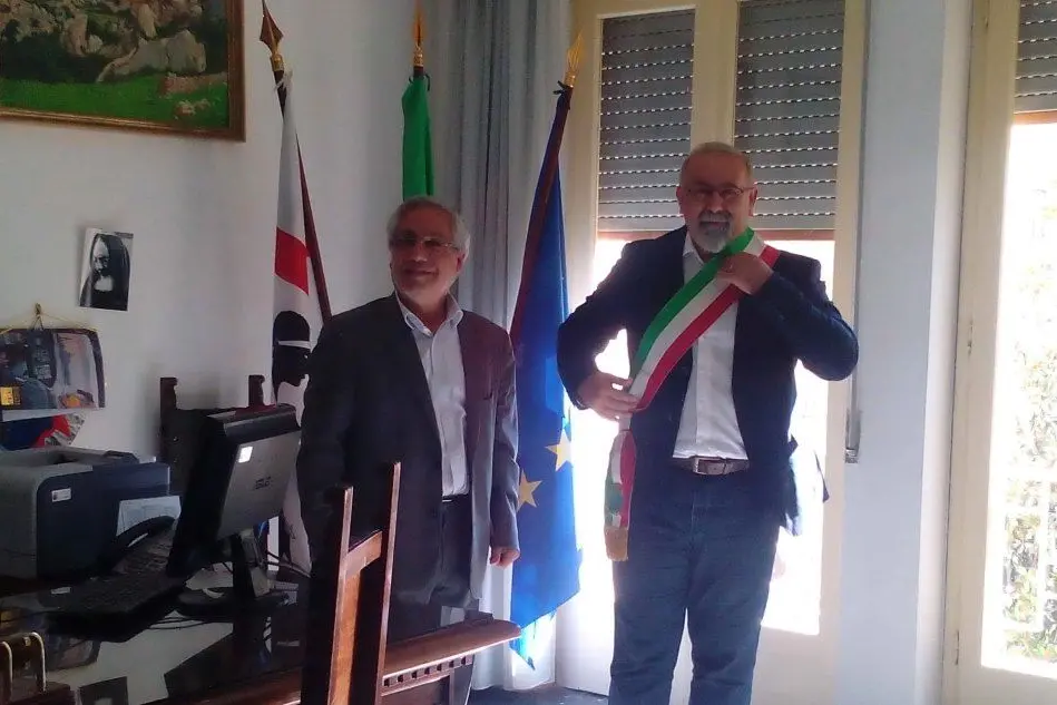La consegna della fascia tricolore dall'ex sindaco Leonardo Ladu al neo sindaco Marco Murgia