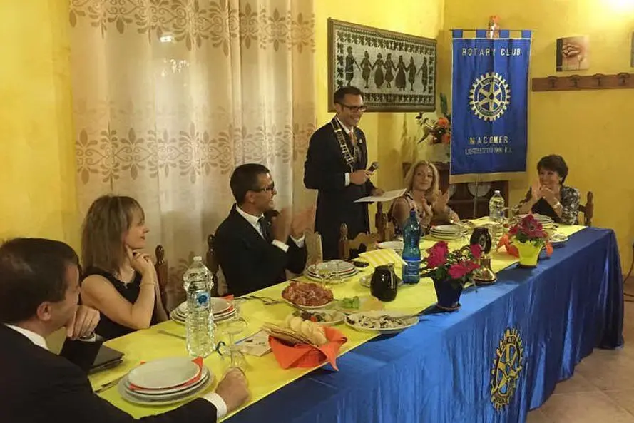 Passaggio della campana al Rotary club di Macomer