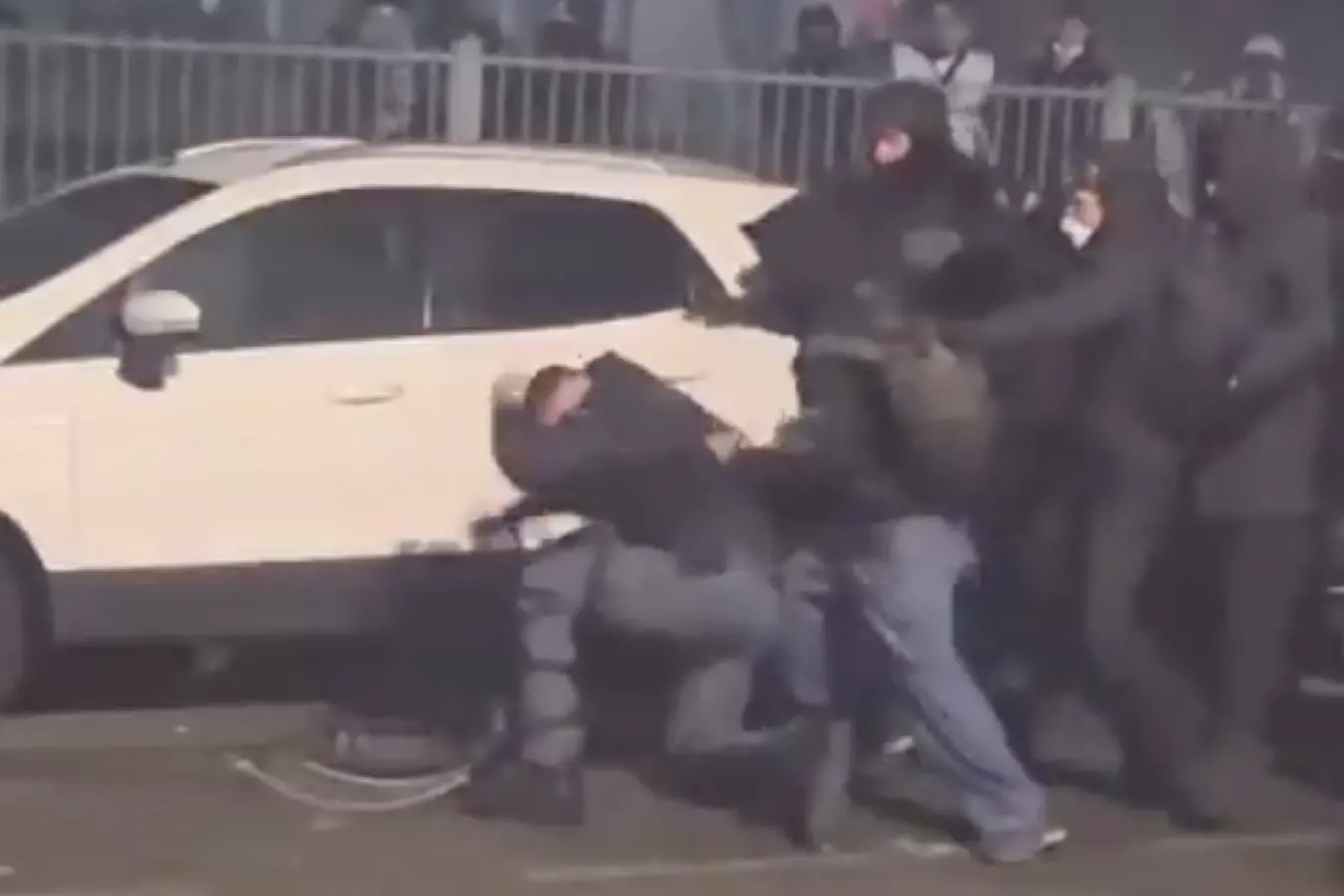 L'aggressione al poliziotto durante il corteo per Askatasuna ripresa in un video (Ansa)