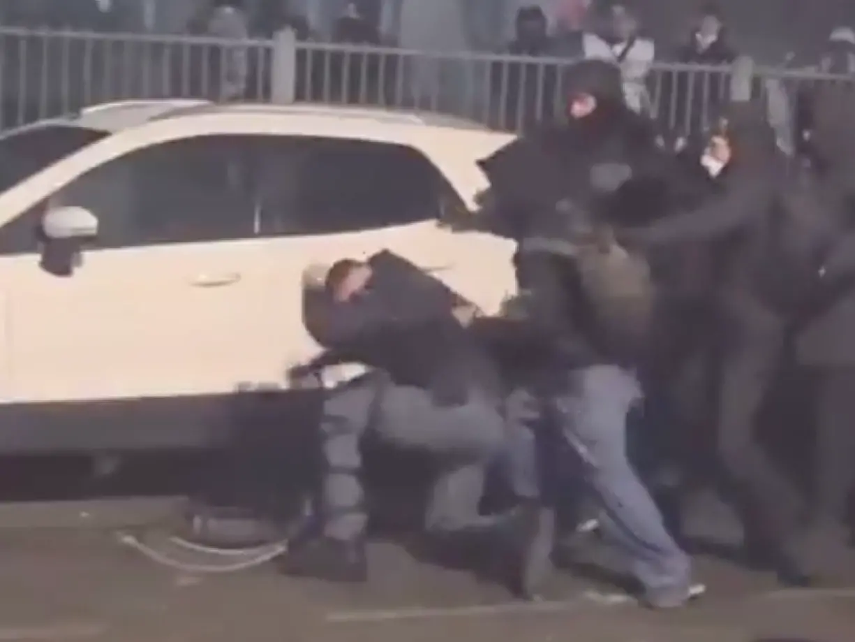 Officers were hammered and a guerilla attack was launched over Askatasuna: 19 opponents were targeted, and investigations were also conducted in Cagliari. L'aggressione al poliziotto durante il corteo per Askatasuna ripresa in un video (Ansa)