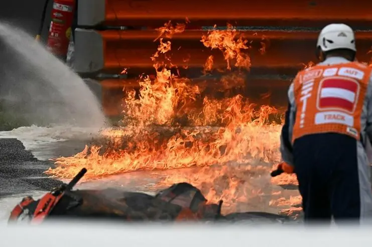 L'incendio in pista (foto Twitter)