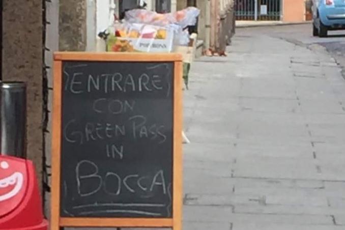La scritta davanti al bar a Sassari (foto M.Pala)