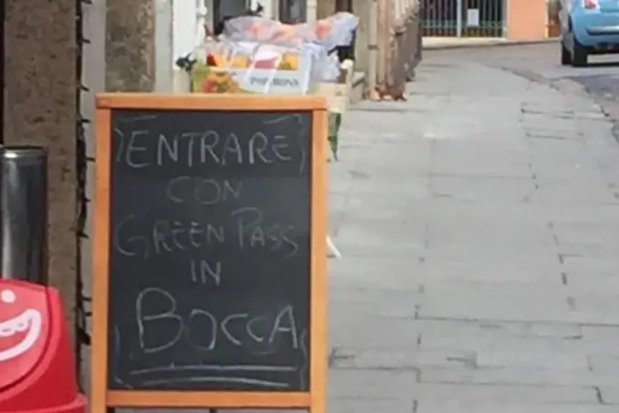 La scritta davanti al bar a Sassari\u00A0(foto M.Pala)