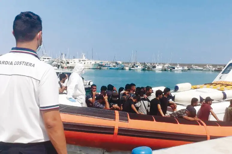 Migranti al porto di Roccella (Ansa)