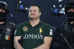 La polizia federale scorta il fuggitivo Edgar Valdez Villarreal, detto &quot;La Barbie&quot;