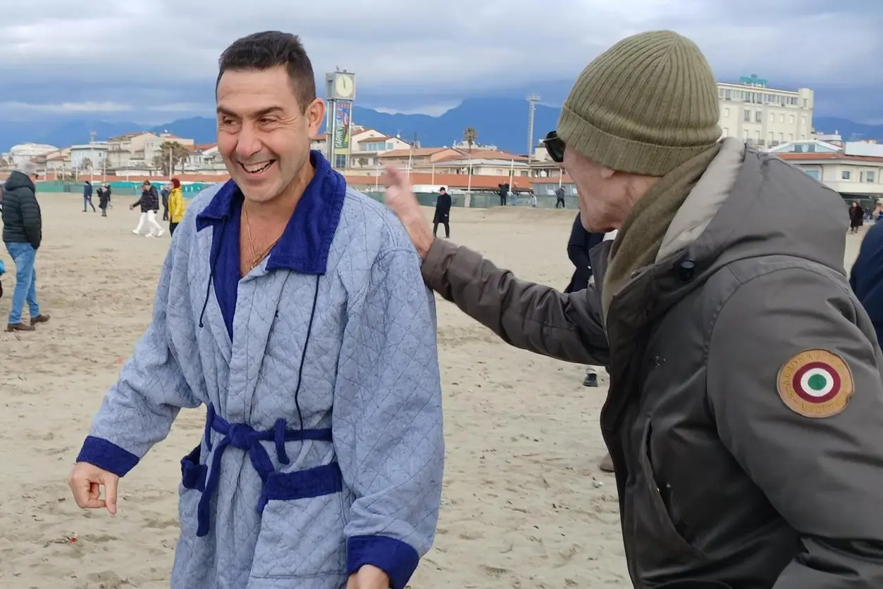 Una recente foto di Vannacci in spiaggia per il tuffo di Capodanno (Ansa)