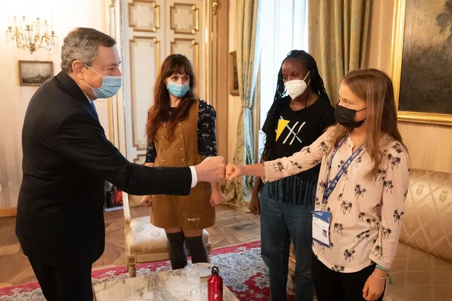 Il premier Mario Draghi incontra le attiviste Greta Thunberg, Vanessa Nakate e Martina Comparelli (Ansa - Attili)