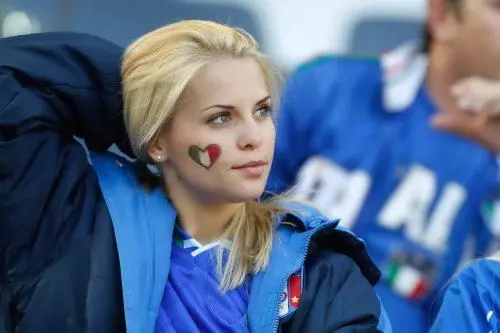 Una tifosa azzurra