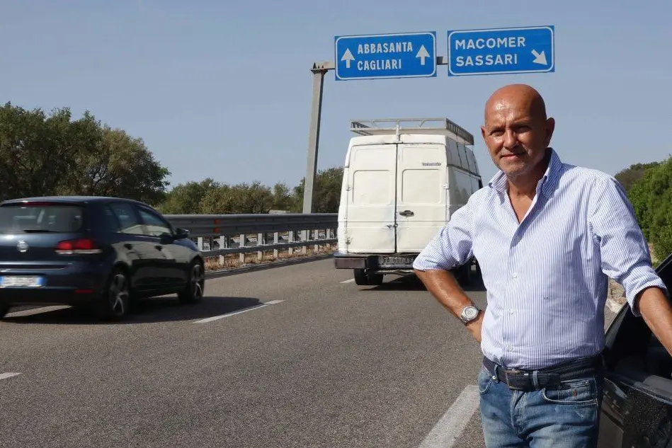 Il consigliere regionale Luigi Crisponi sulla superstrada Nuoro-Siniscola