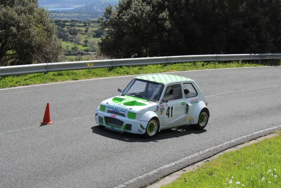 Pilota impegnato in uno slalom