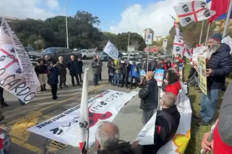 Il presidio in viale Trento (foto Ansa)
