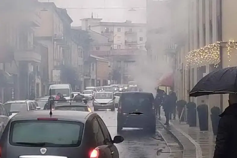 L'incendio nel corso Umberto (foto Oggianu)