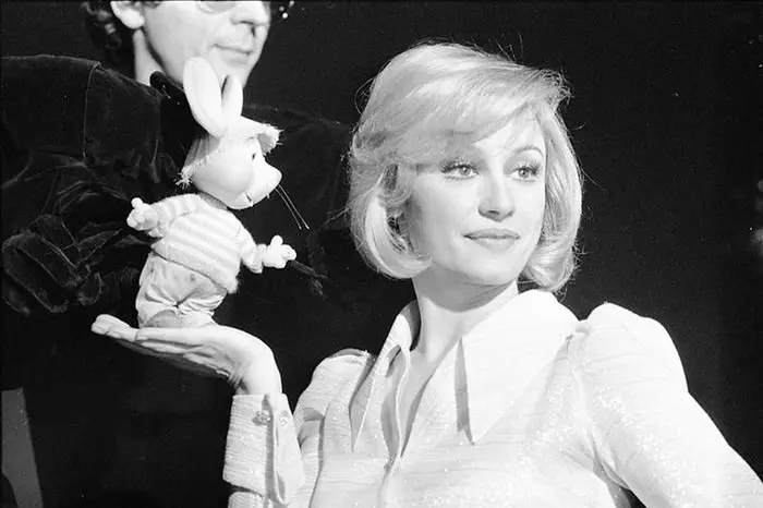 Raffaella Carra' e il pupazzo animato Topo Gigio, nello show televisivo Canzonissima, in onda su Rai1, dietro di loro uno degli animatori del pupazzo, Roma, 28 novembre 1974. ANSA