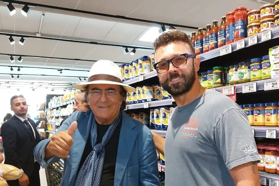 Al Bano con il visitatore dell'inaugurazione Gianluigi Onida (L'Unione Sarda - Tellini)