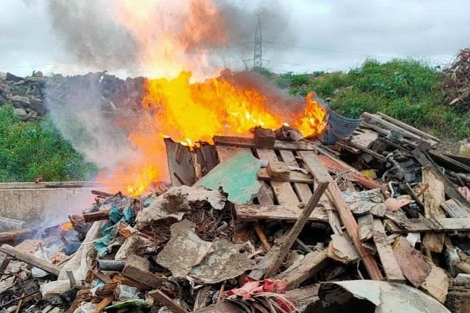 La catasta di rifiuti in fiamme (foto Sanna)