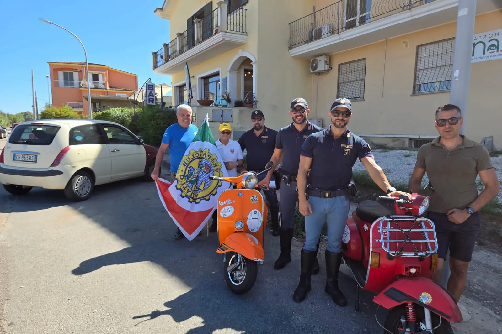 Poliziotti e vespisti in via Deledda (foto concessa)