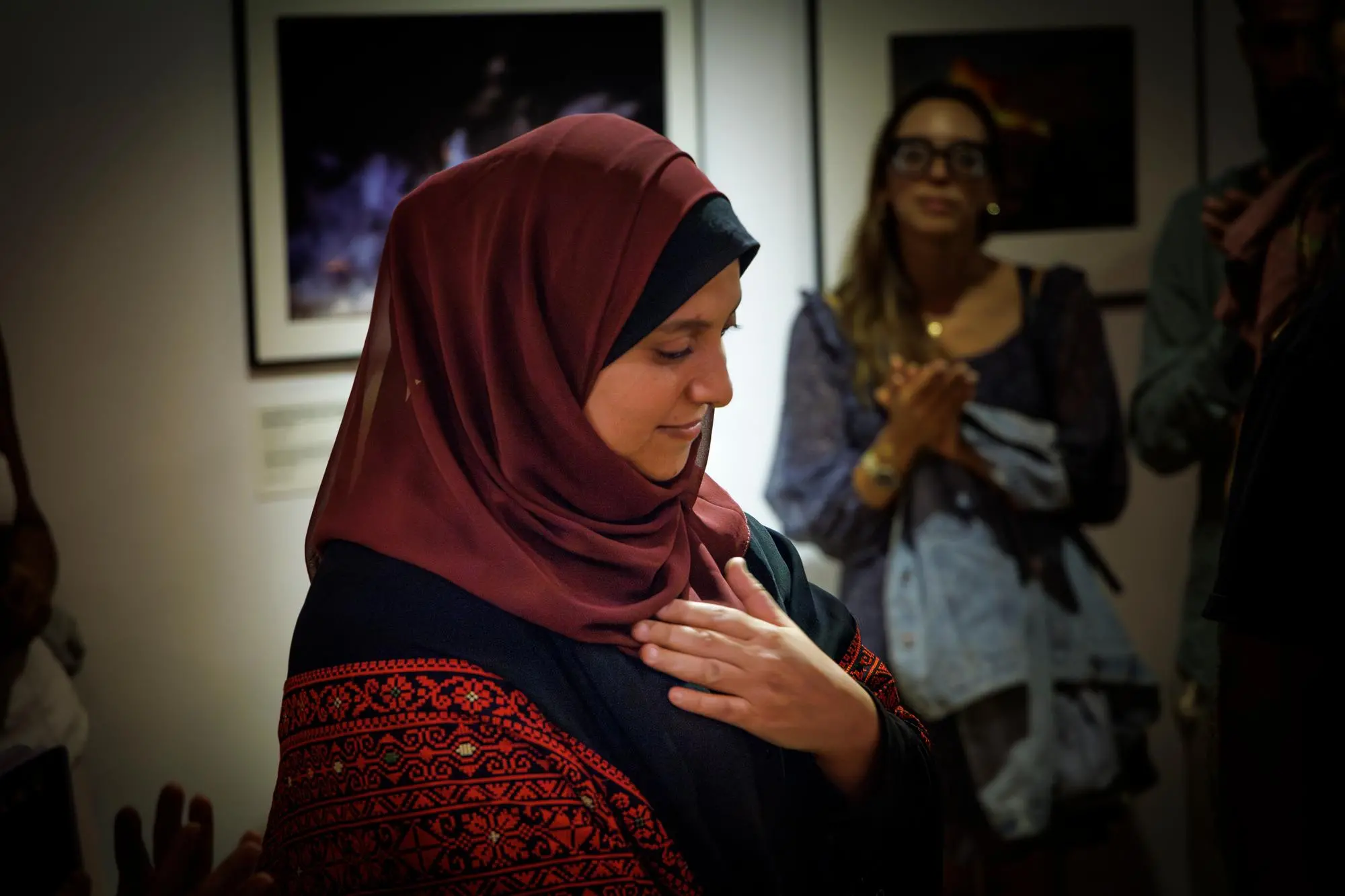 Samar Abu Elouf all'inaugurazione della mostra (Foto Francesco Conversano/Isole che parlano)