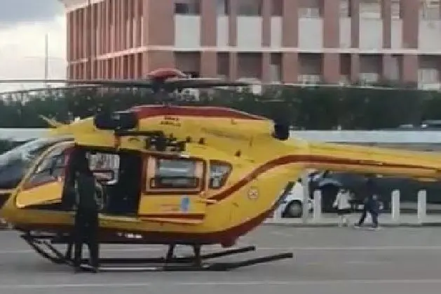 L'elisoccorso atterrato nella piazza Eroi dell'Onda