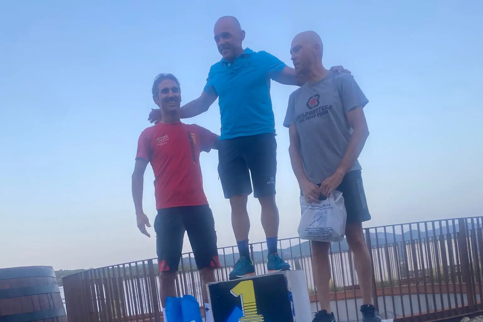 Il Podio categoria M5: al centro Alessandro Saddi (Aquascan), poi Sandro Marras (Alghero Bike), secondo classificato e Gianluca Monaco (Ciclobottega), terzo