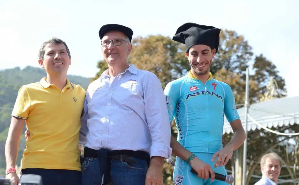 Fabio Aru con la berritta realizzata dalla sartoria Modolo di Orani