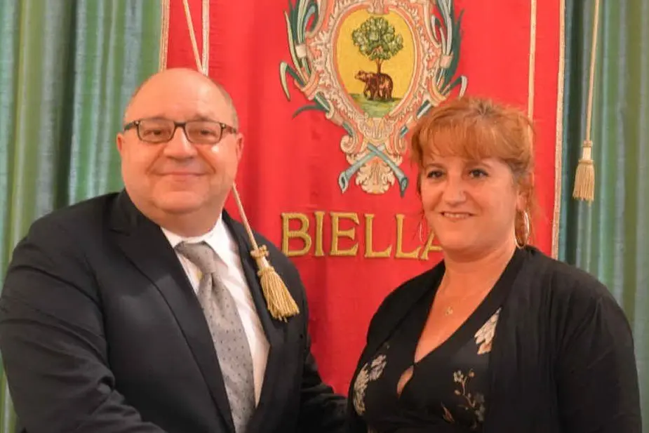 Il sindaco di Biella, Claudio Corradino, e Nuria Carbonell Guimerá, rappresentante del Municipio de la Ciudad de La Plata (foto circolo "Su Nuraghe")