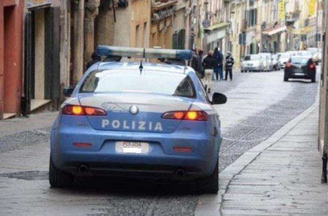 Chiasso in piazza a Sassari, arriva la polizia: accusa di omofobia gli agenti, transessuale arrestata