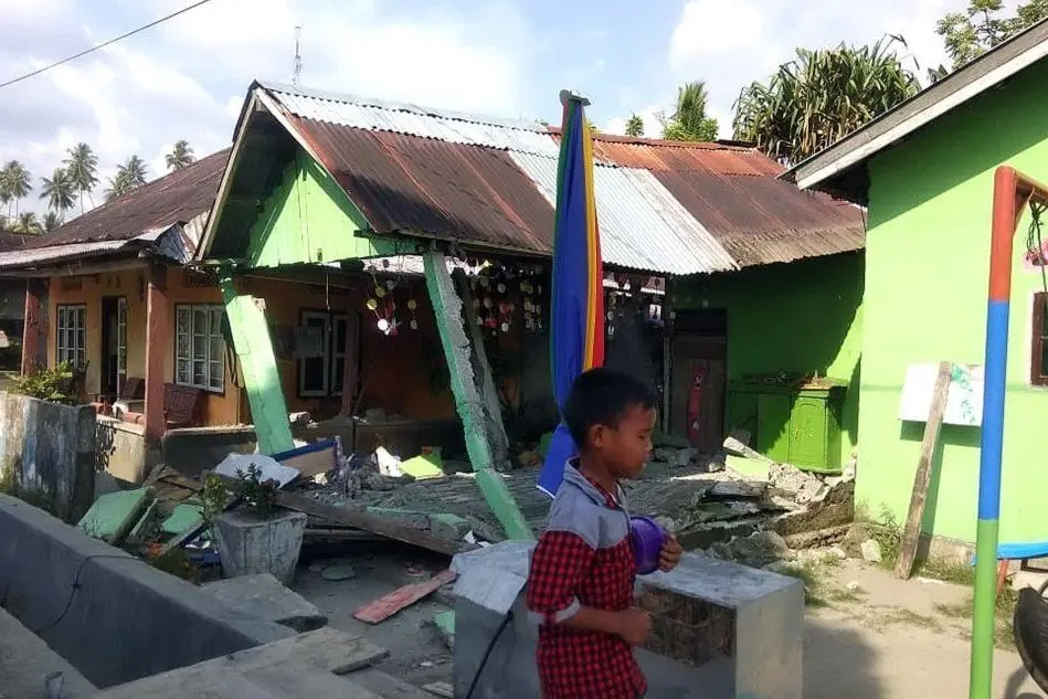 Le case distrutte dal terremoto (Ansa)