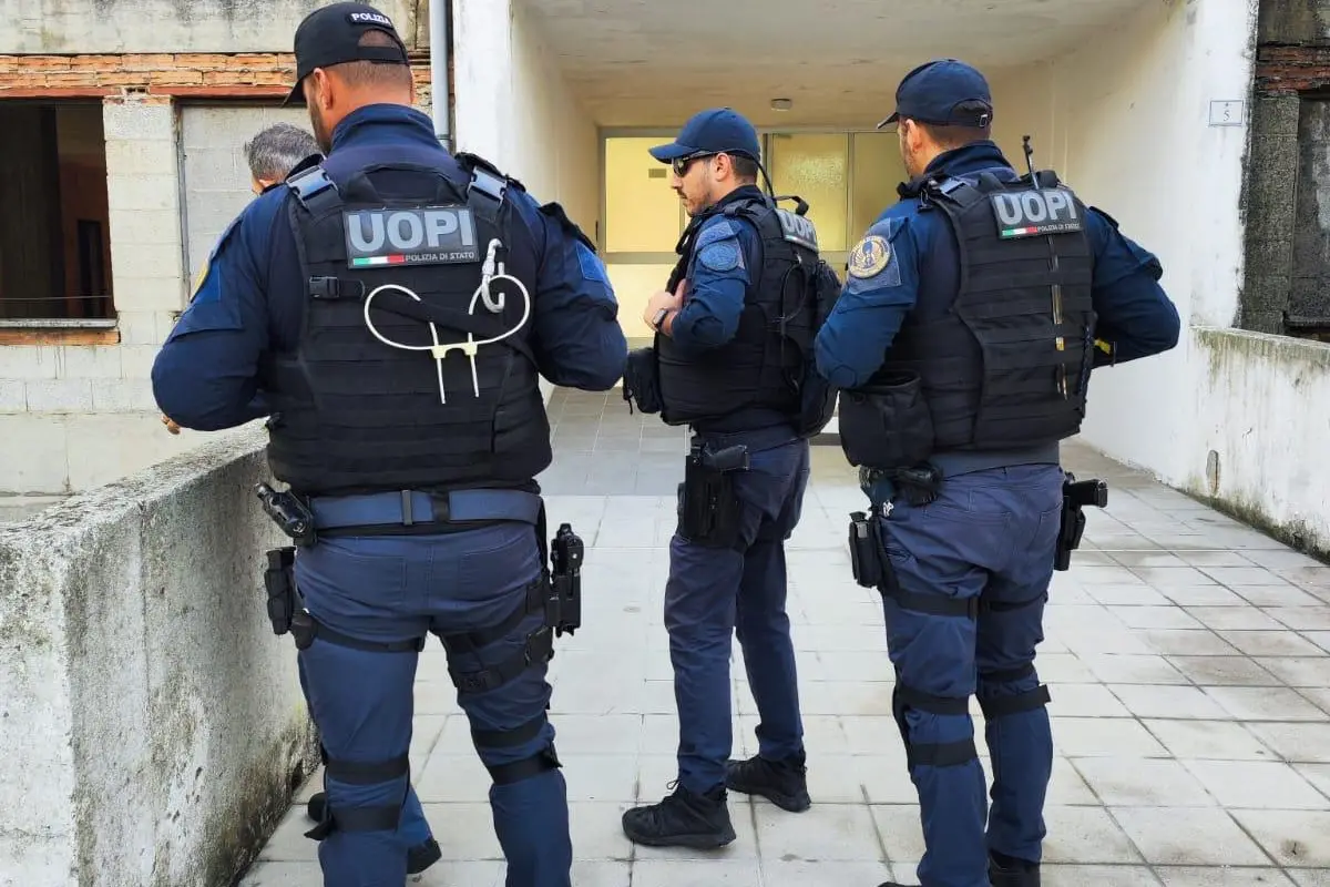 Gli uomini dell'Unità operativa di primo intervento in via Gonario Pinna a Nuoro (Foto: Fabio Ledda)