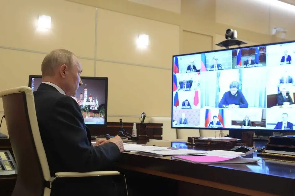 Putin in videoconferenza (Ansa)