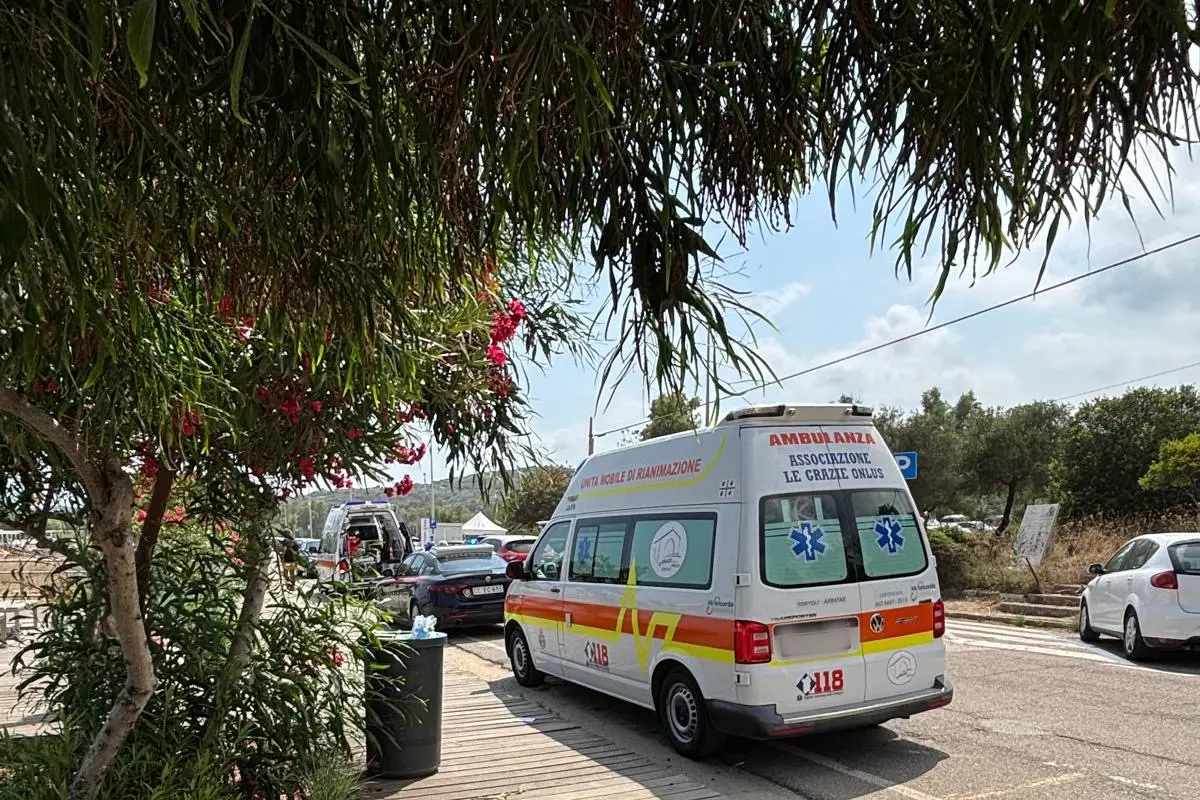 Ambulanza e carabinieri a Orrì (Secci)
