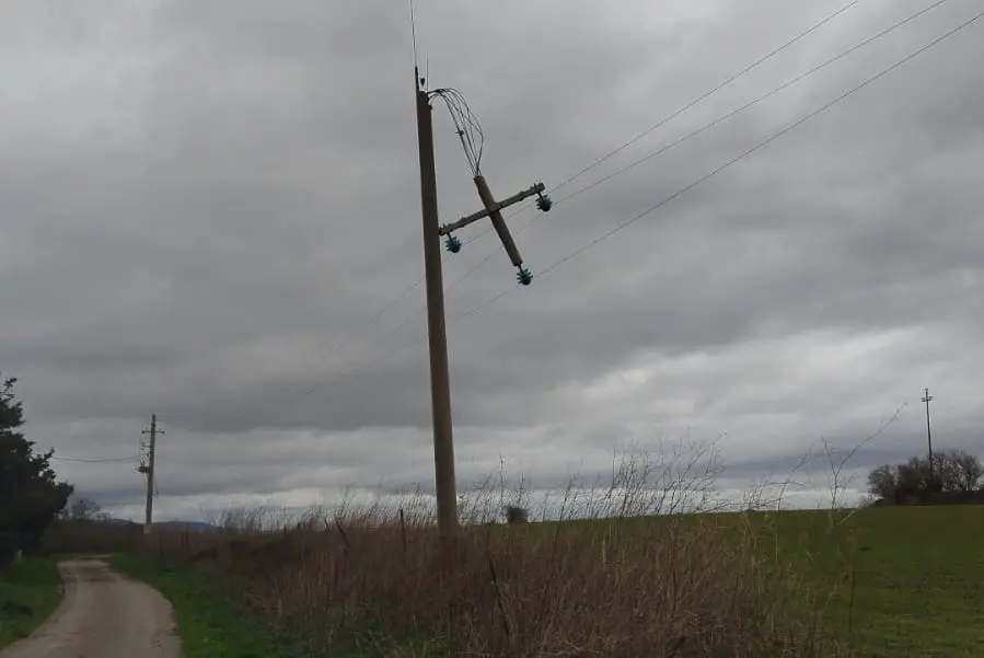 Un traliccio Enel distrutto dal maltempo a Mandas