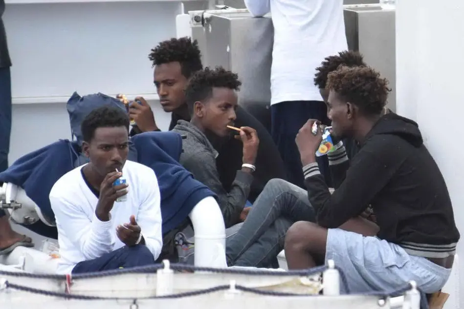 Alcuni migranti salvati dalla nave Diciotti (foto Ansa)
