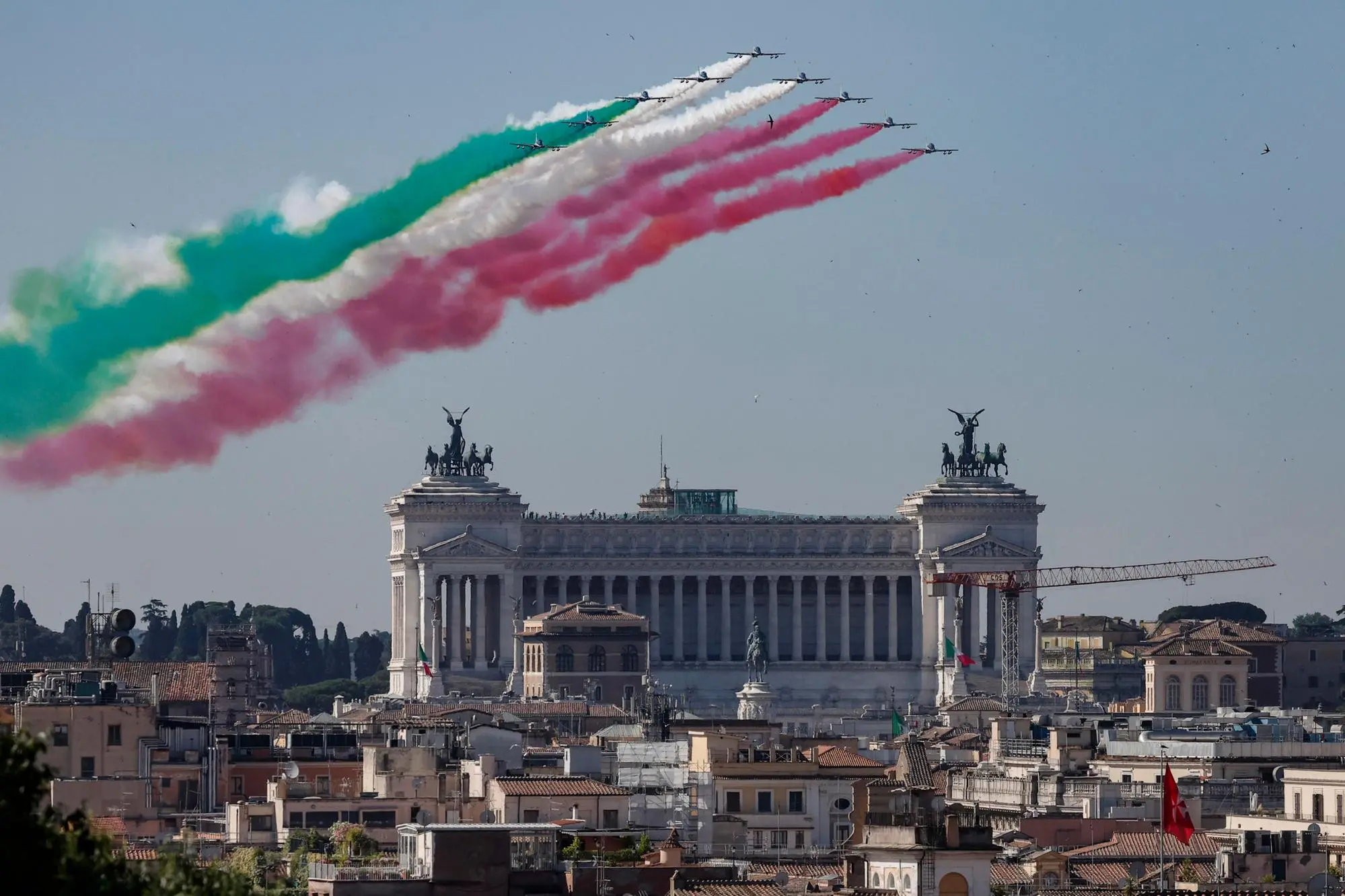 Le Frecce Tricolori nei cieli di Roma (foto Ansa)