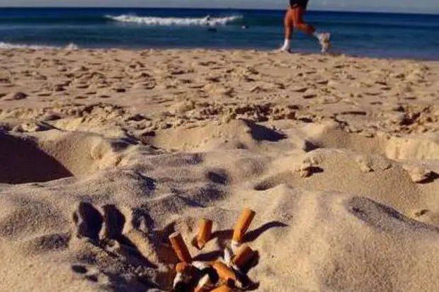 “A Cagliari no al fumo in spiaggia: ma chi fa rispettare il divieto?” (foto Ansa)