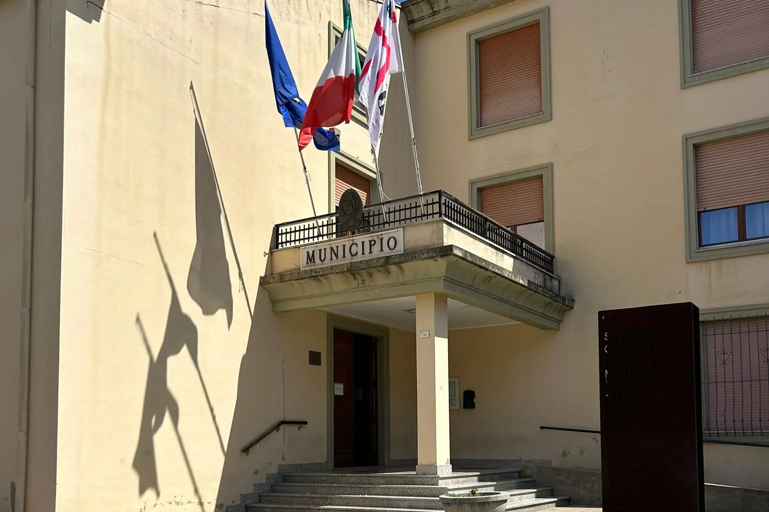 Il municipio di Ales (foto concessa)