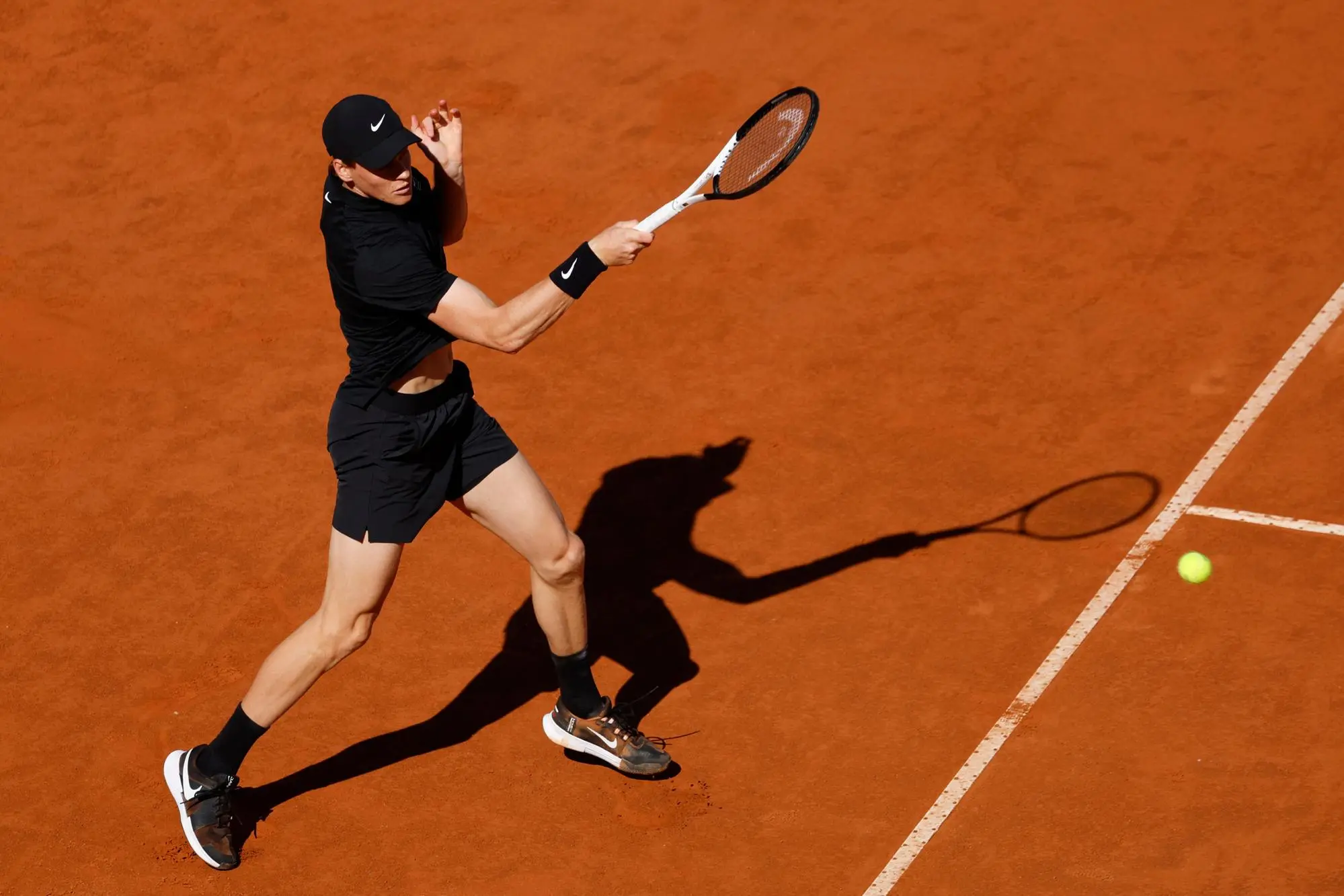 Jannik Sinner nel terzo turno degli Internazionali d'Italia a Roma contro Jesper de Jong (foto Ansa)