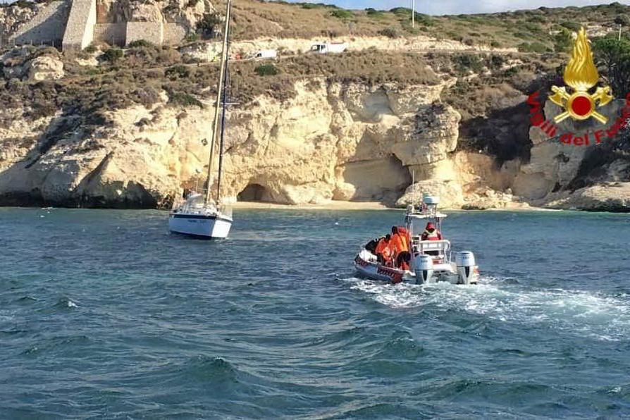 Barca s'incaglia allo scoglio di Sant'Elia, tedesco salvato dai pompieri