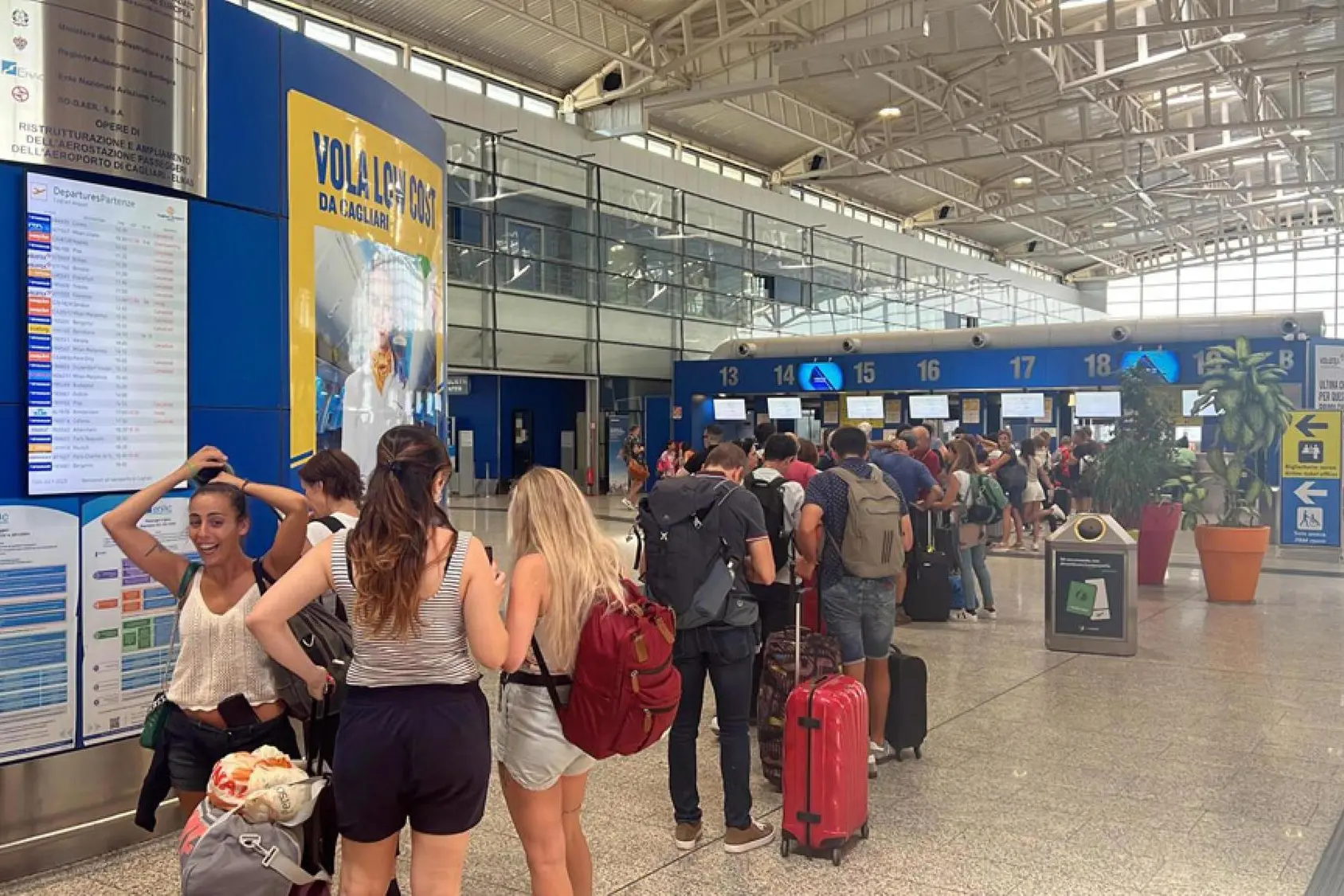 Passeggeri in fila ai banchi dei check-in dell’aeroporto di Cagliari