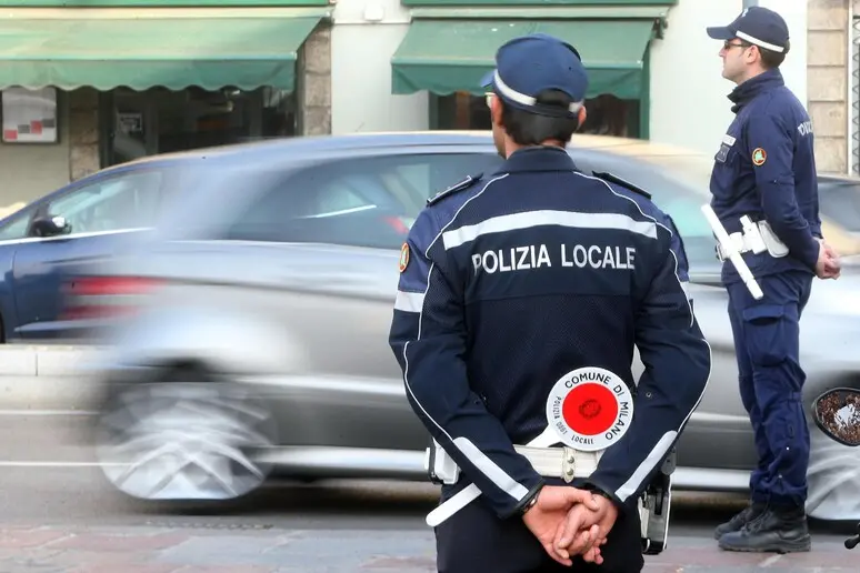 Polizia locale (Ansa)