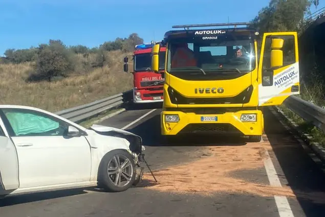 L'auto distrutta e i mezzi di soccorso (foto concessa)
