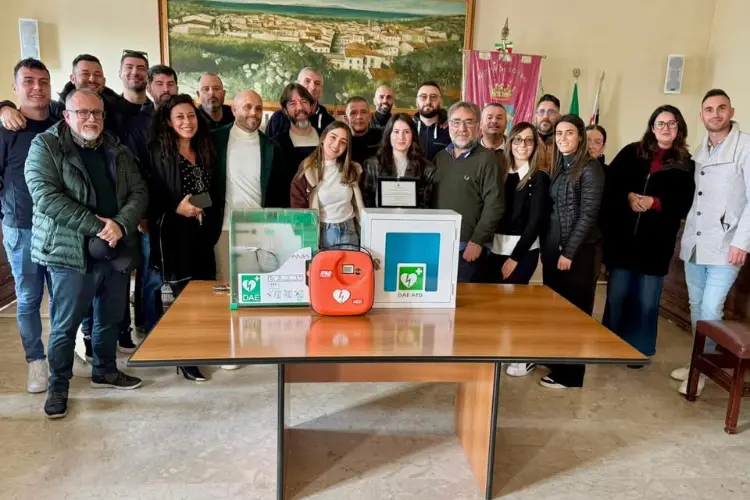 La consegna del defibrillatore a Sorso (foto concessa)