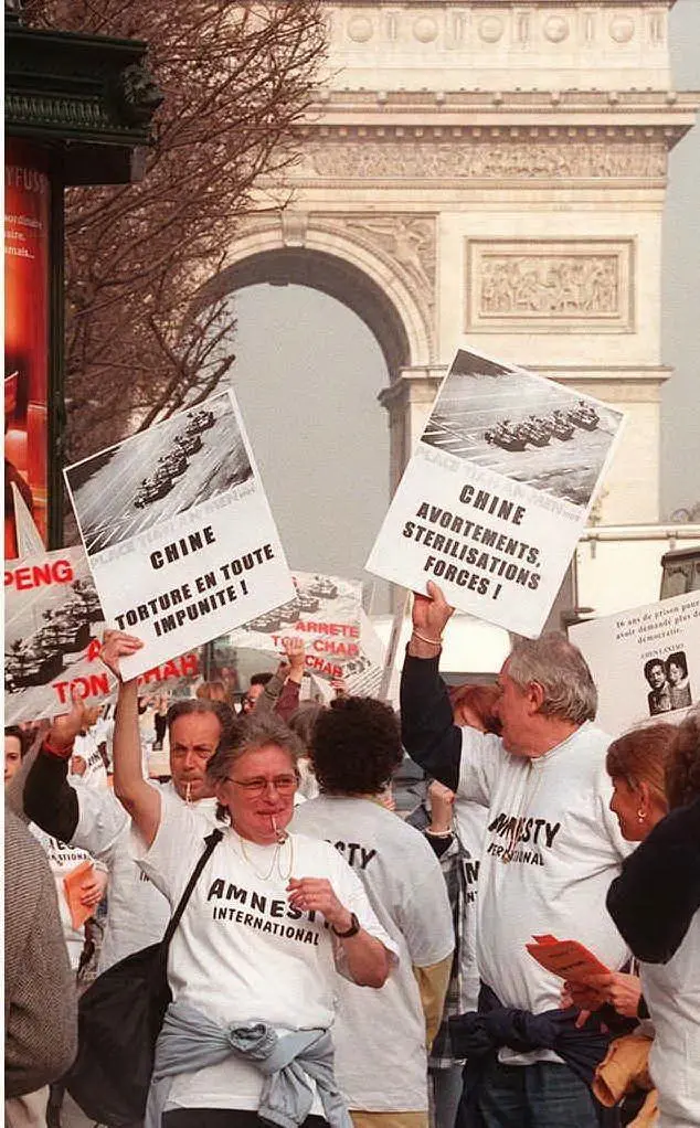 Manifestazioni anche a Parigi contro la repressione di Pechino