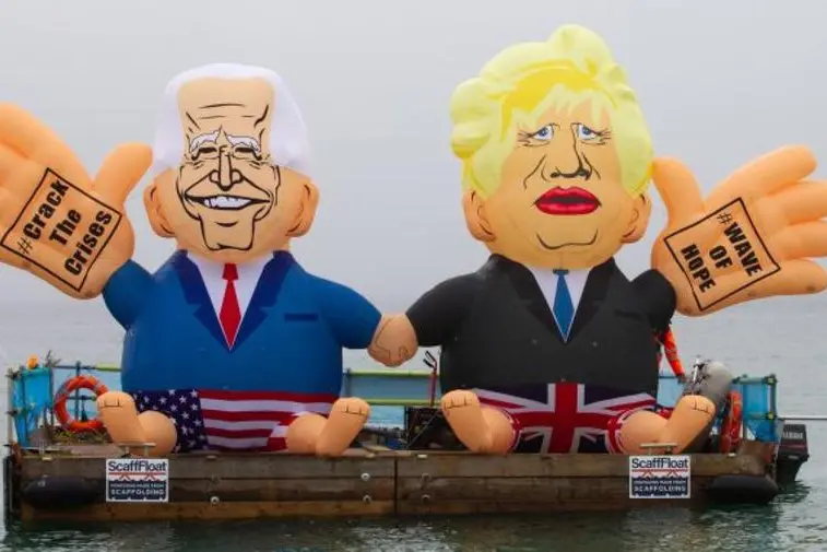 Due pupazzi gonfiabili di Joe Biden e Boris Johnson sono stati avvistati stamattina di fronte alle spiagge di Falmouth, in Cornovaglia