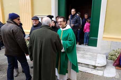 Priest suspended because he defends gays, abortion and euthanasia. The town  says no: "Hands off Don Giulio"
