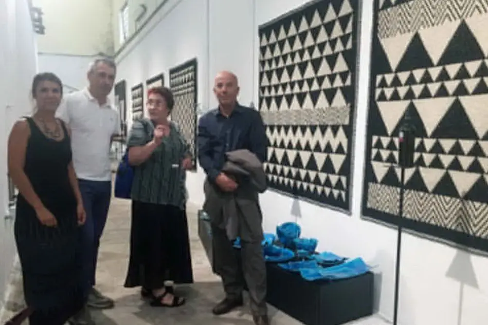 Il sindaco di Mogoro in visita alla mostra Tessingiu di Samugheo