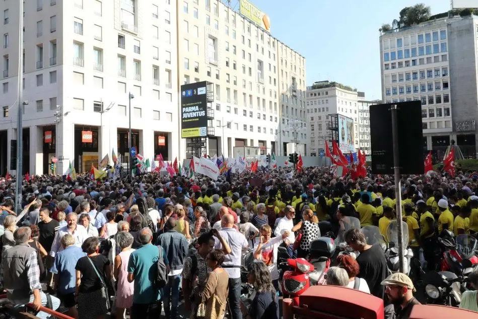 Milano, Salvini incontra Orban: migliaia di persone in piazza: "No all'Europa dei muri"