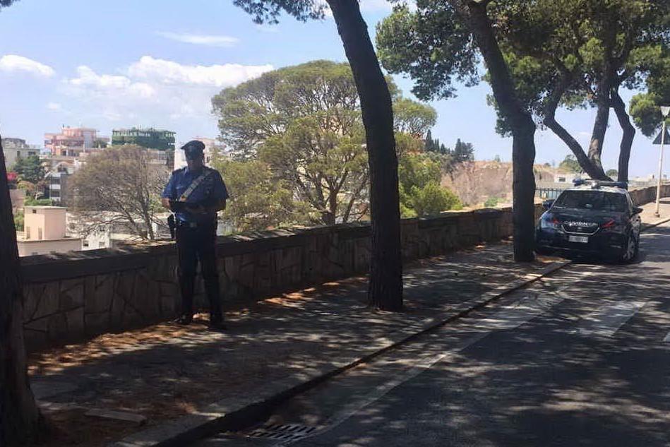 Minaccia di gettarsi nel vuoto in viale Buoncammino: salvato dai carabinieri