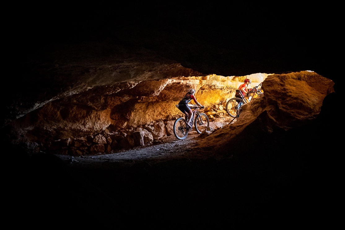 Lo spettacolare passaggio nella grotta di Serbissi (foto Mario Pierguidi)
