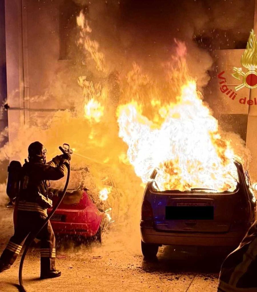 Due auto in fiamme, paura nella notte