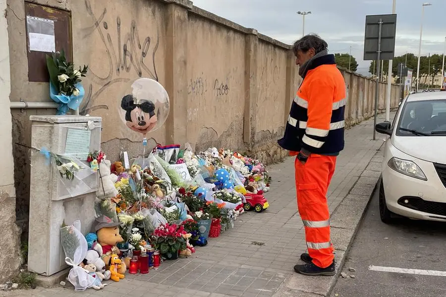 Fiori e pupazzi in via Cadello per Daniele (foto L'Unione Sarda - Anedda Endrich)